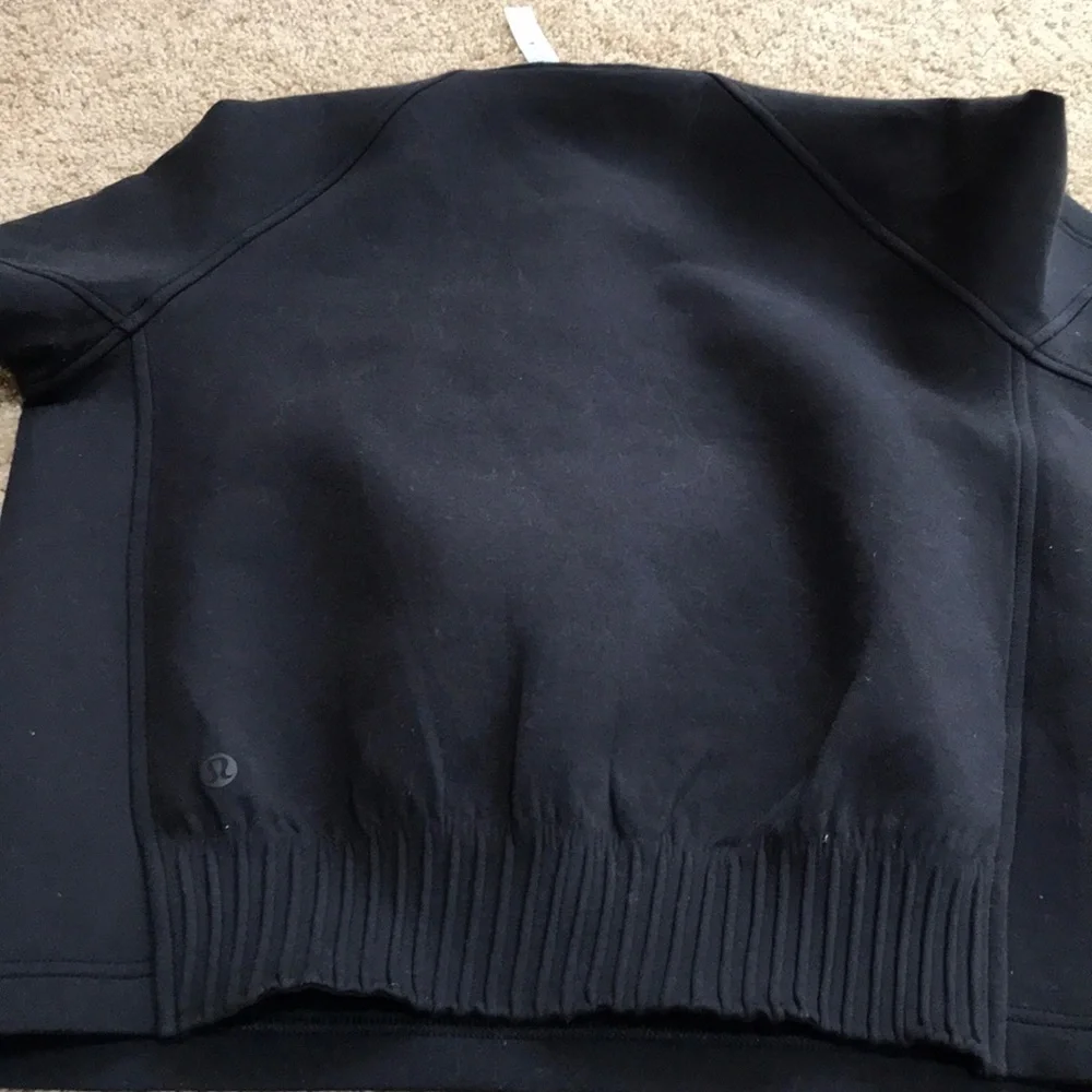 LULULEMON size 4 Black Short short sleeve sports Top